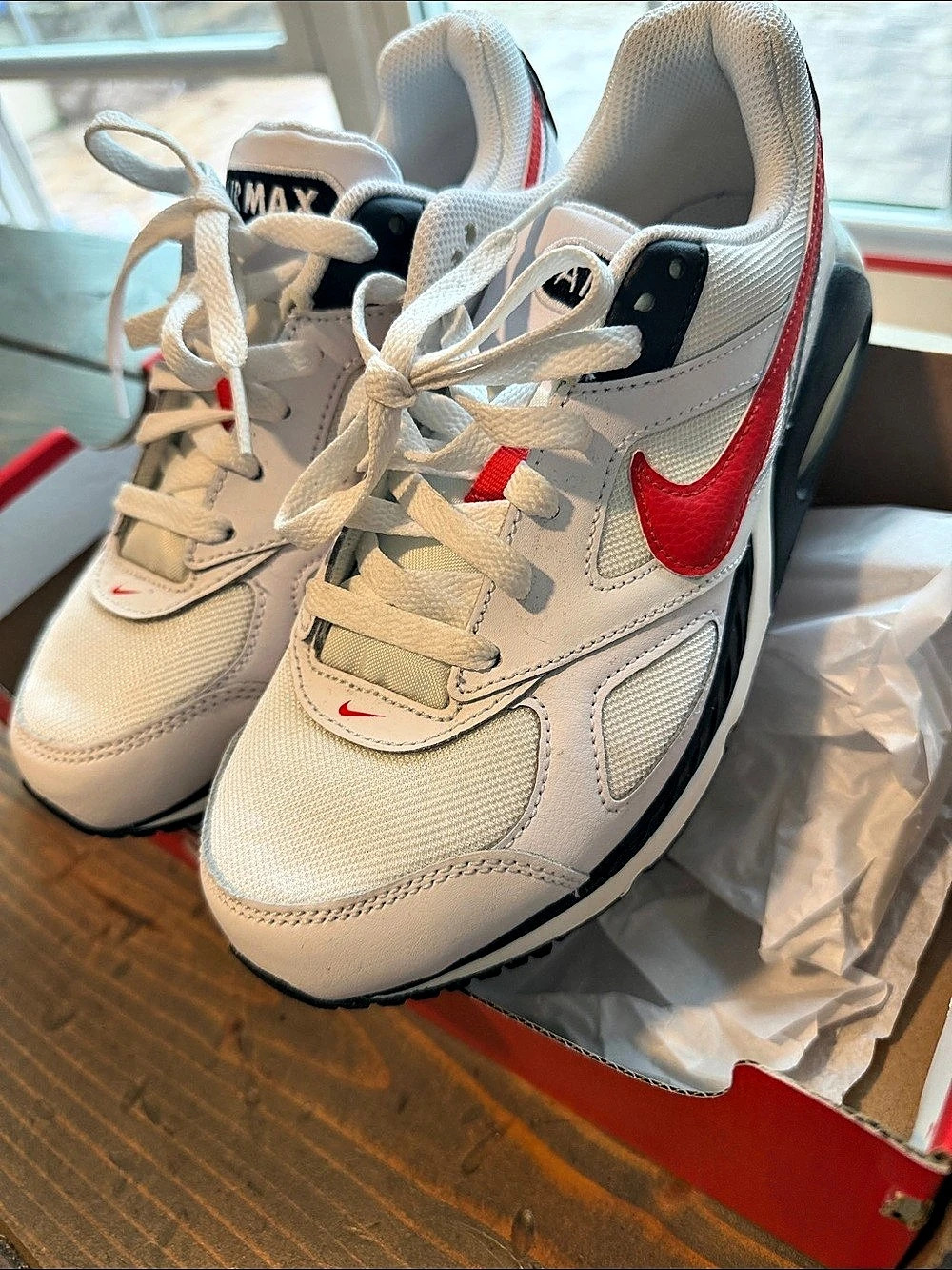 Nike Air Max IVO GS Kids
Sneakers White Max Orange Black 579995-101 Size 5Y